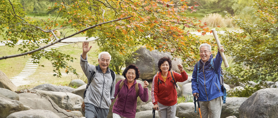 摄图网_501696000_wx_老年人户外登山（企业商用）.jpg