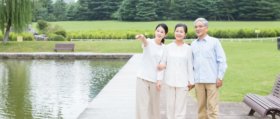 摄图网_501049600_wx_幸福一家人公园散步（企业商用）.jpg