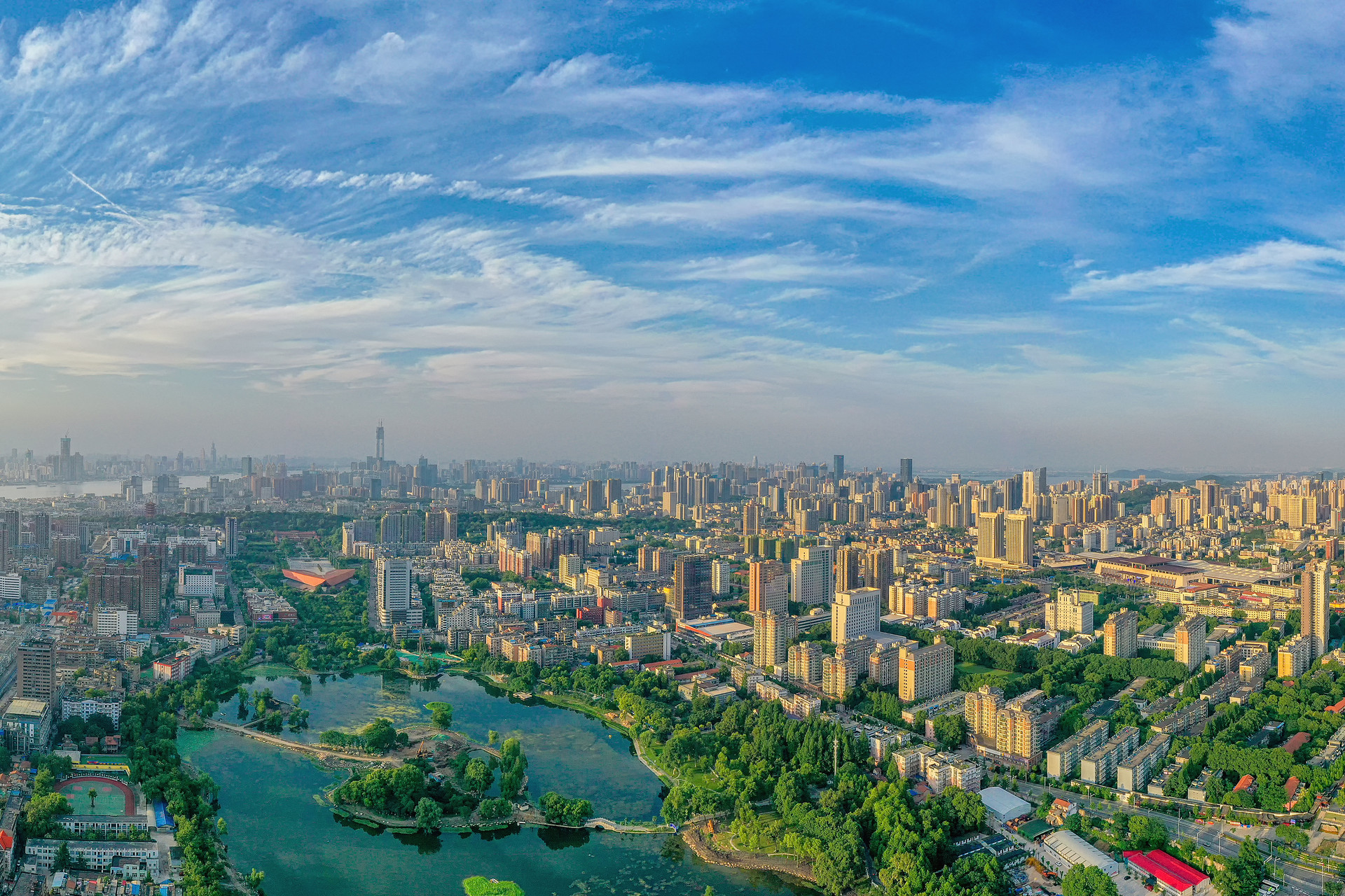 摄图网_501322946_banner_湖南岳阳湖景公园城市风光（企业商用）.jpg