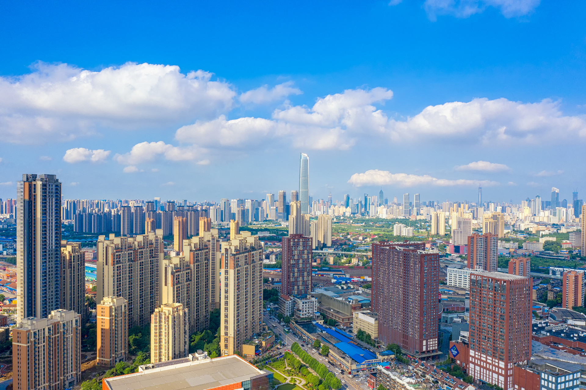 摄图网_501335441_banner_蓝天白云下的城市建筑风光（企业商用）.jpg