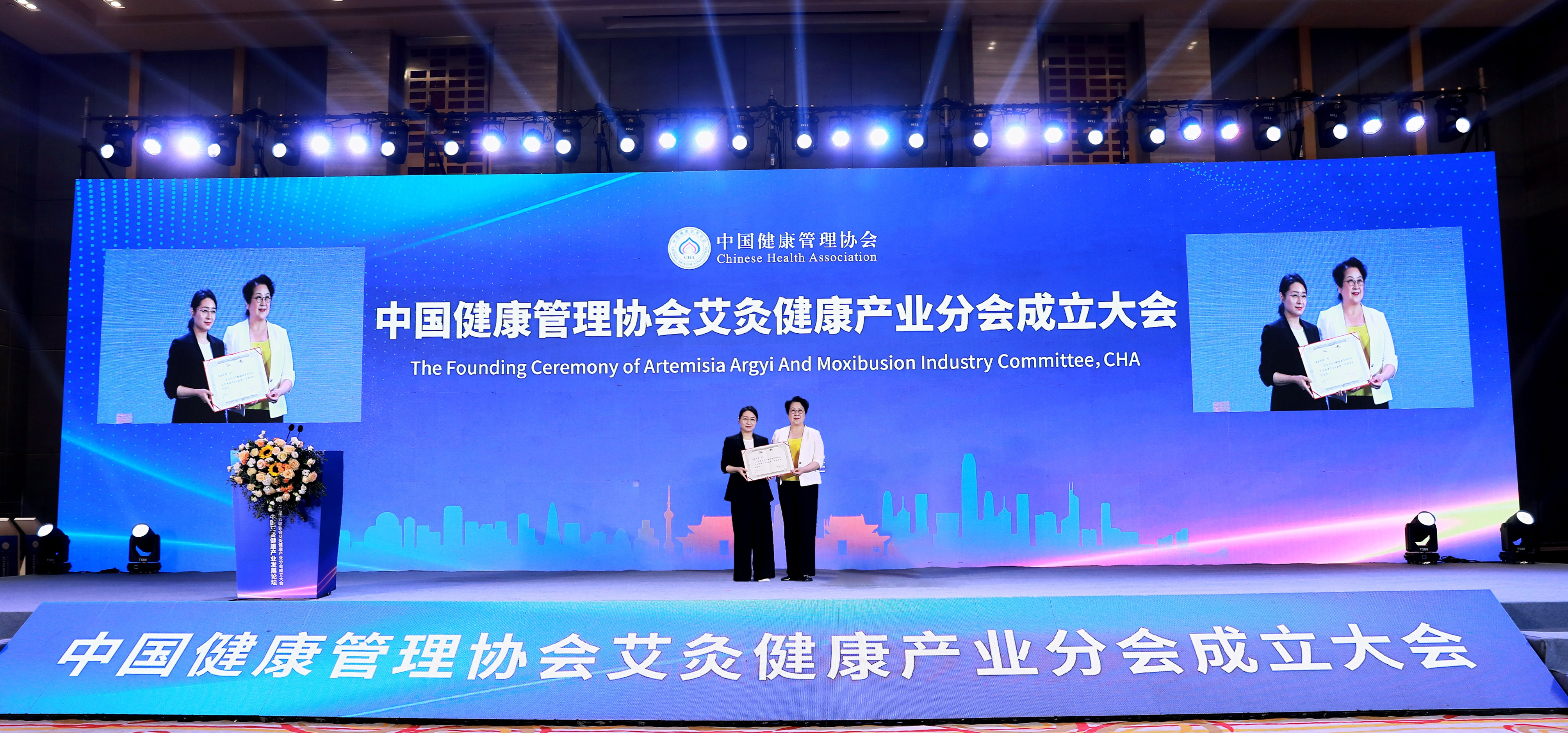 杨总领奖(1).jpg