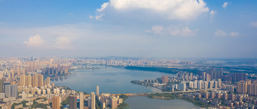 摄图网_501389715_wx_蓝天白云下的城市湖景建筑群（企业商用）.jpg