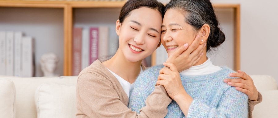 摄图网_501534123_wx_母亲和女儿幸福的抱在一起（企业商用）.jpg