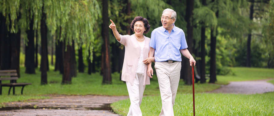 摄图网_501408314_wx_老年夫妇早晨户外散步（企业商用）.jpg