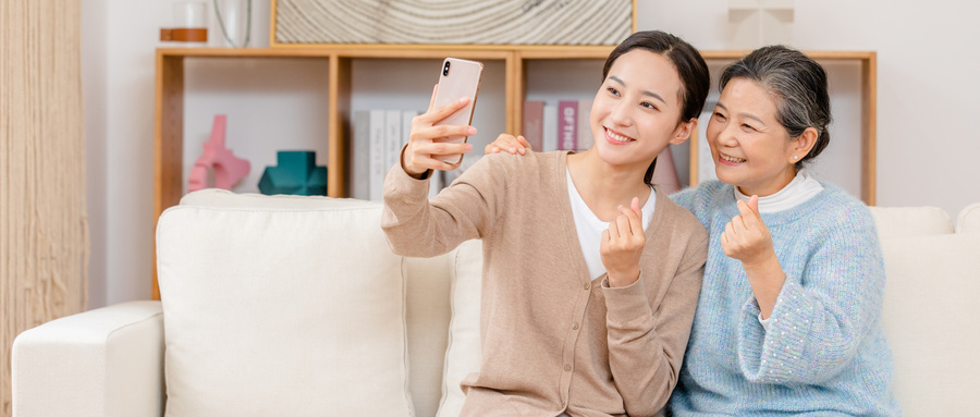 摄图网_501533967_wx_女儿与母亲在一起自拍（企业商用）.jpg