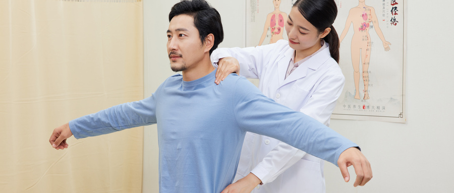 摄图网_501808884_wx_女医生引导男患者做肢体复健（企业商用）.jpg